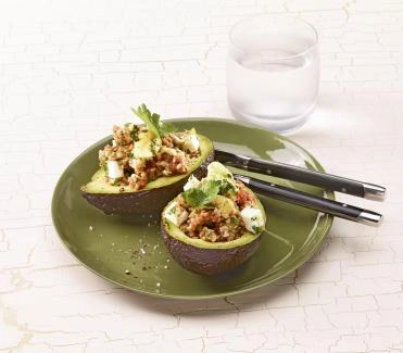 2013-09-gefuellte-avocado-mit-tomaten-feta-bulgur
